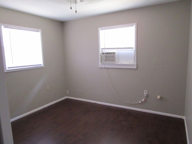 Building Photo - Duplex Across from SWOSU