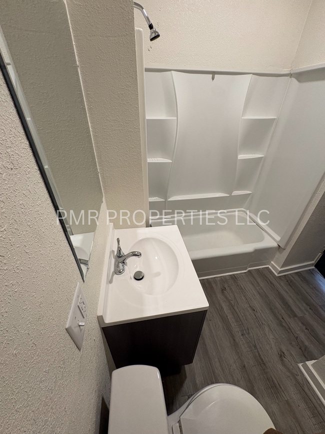 Building Photo - 2 Bedroom / 1 Bathroom Single-Family Home