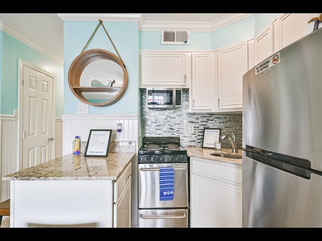 Building Photo - 6102 Seawall Blvd