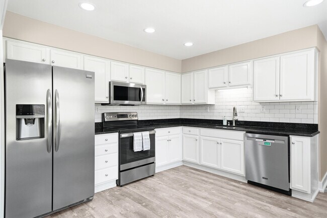 Building Photo - 942 Rue De Palms