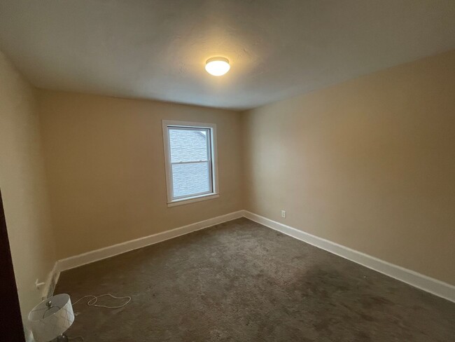 Building Photo - Available NOW!! 4 BEDROOM 2 FULL BATH SING...