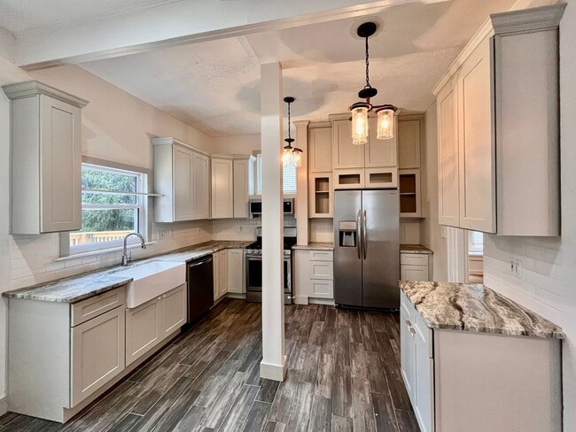 Building Photo - Four Bedroom Historic Clifton Gem!