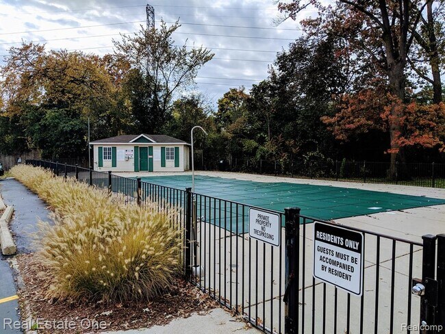 Building Photo - 463 N Eton St