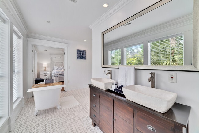 Building Photo - 2009 Wedgewood Cir