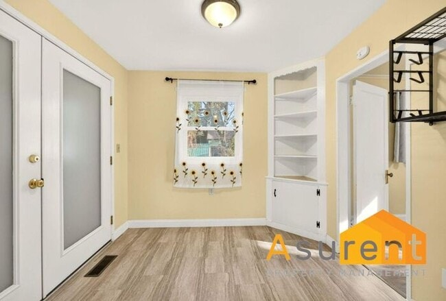 Building Photo - Great Duplex Available Now!