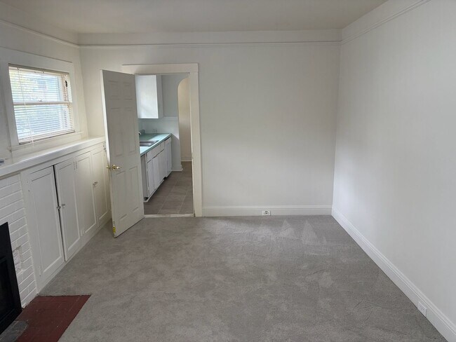 Building Photo - Terrific Fairfax Location**Washer/Dryer**Yard**Storage**Parking**