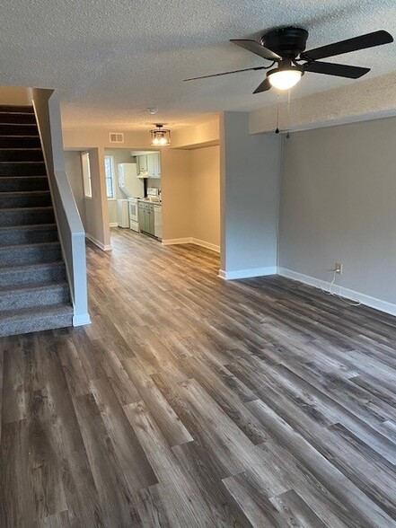 Building Photo - 210 Appleby Dr
