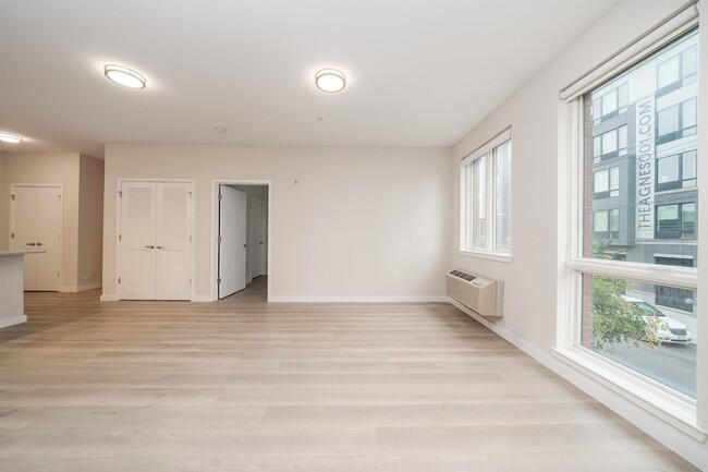 Building Photo - 16 Bennett St