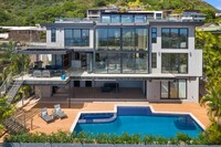 Building Photo - Luxurious, Contemporary Home with Pool, Sp...