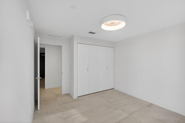 Building Photo - 700 NE 24th St