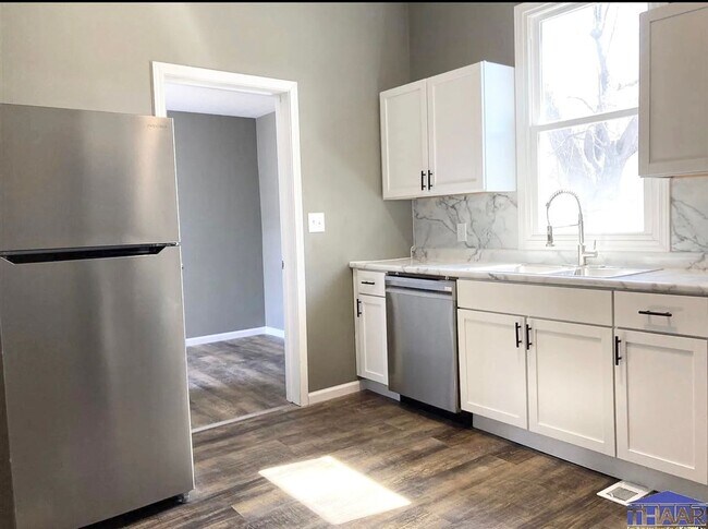 Building Photo - Charming North Side 2BR Home – Updated & M...