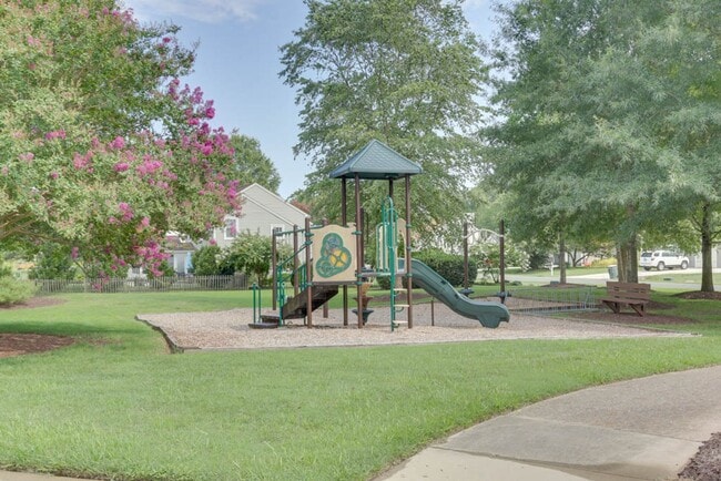 Building Photo - Updated 3-Bedroom Yorktown Townhouse with Private Yard and Community Amenities