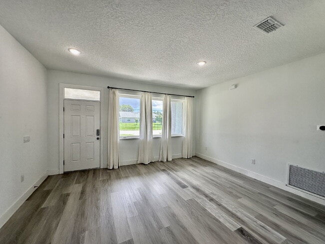 Building Photo - SHARING A BEAUTIFUL LARGE HOME