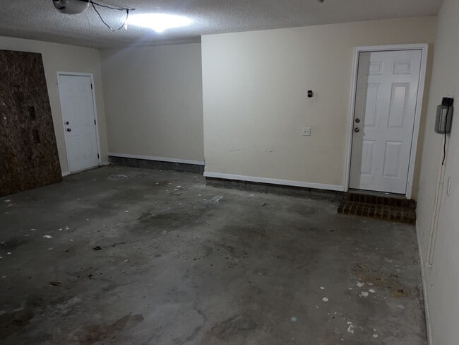 Building Photo - 149 Lancaster Way