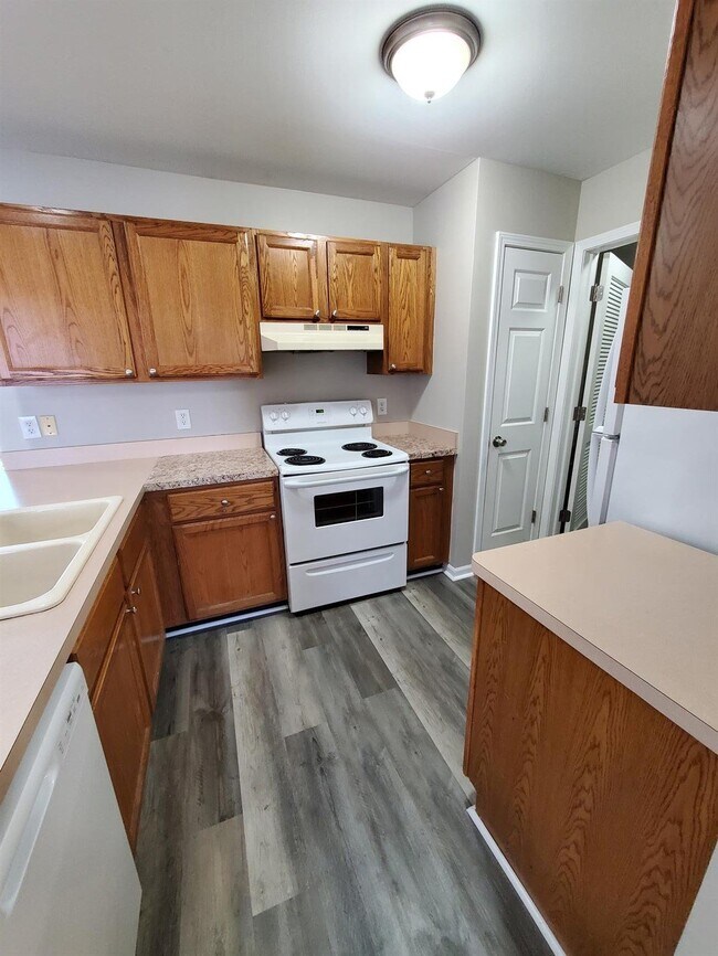 Building Photo - 2 Bedroom, 2 Bathroom Spacious Upper-Level Condo with Vaulted Ceilings & Private Primary Suite. N...