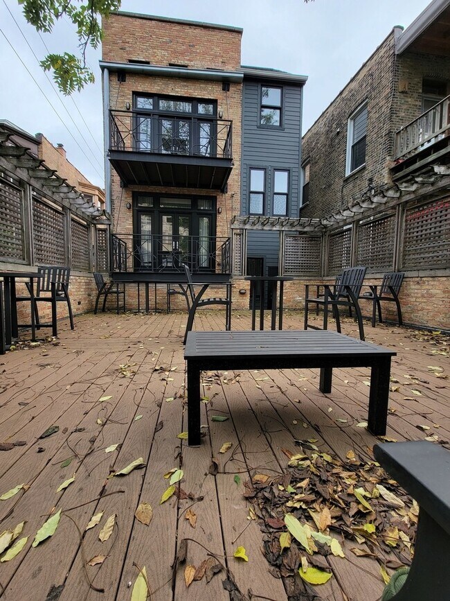 Building Photo - 746 W Belden Ave