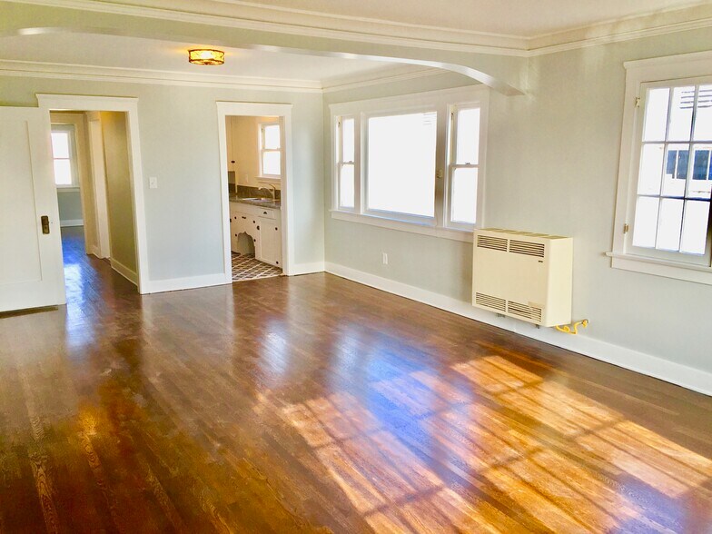 Building Photo - 160 S Catalina St