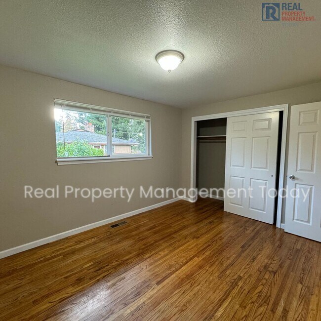 Building Photo - Spacious 5 Bedroom! Move In Ready!