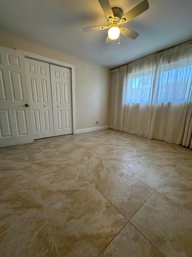 Building Photo - 5605 SW 24th Ave