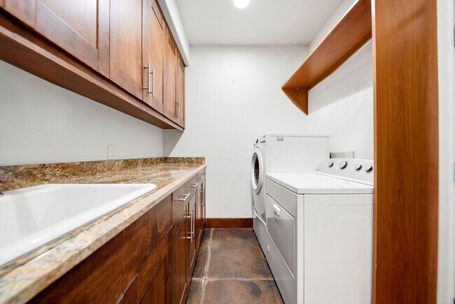 Building Photo - 825 Gonzales St
