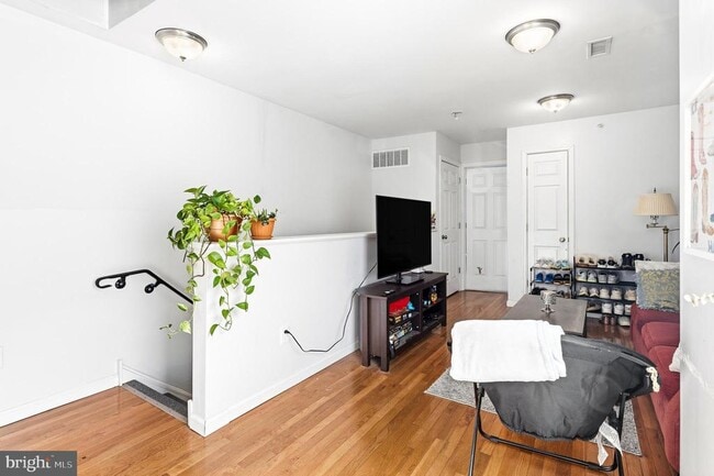 Building Photo - 2024 N Carlisle St