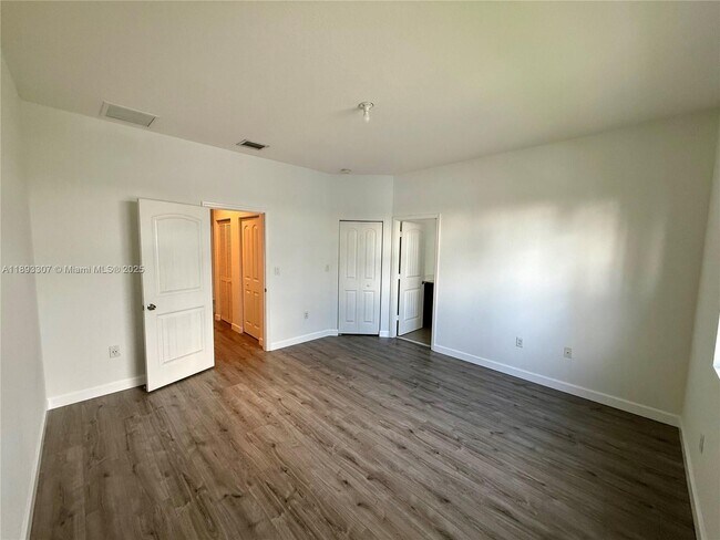 Building Photo - 1075 NW 33rd Manor