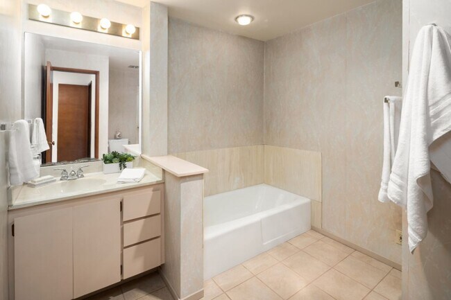 Building Photo - 4Bd/2.25Ba Bellevue House