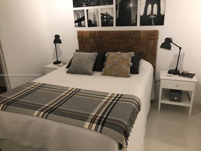 Building Photo - 15811 Collins Ave