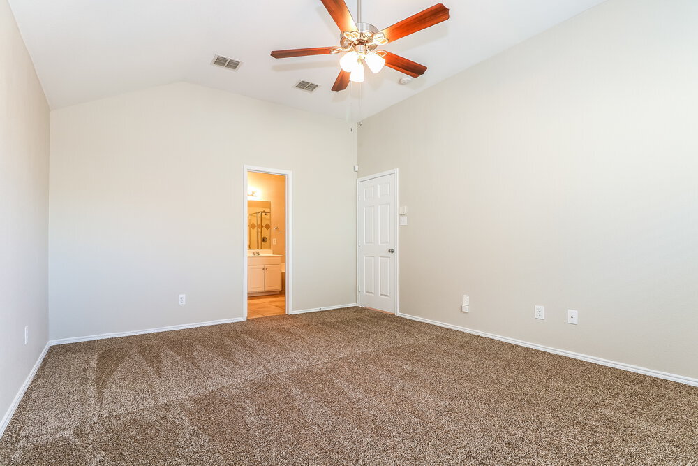 Building Photo - 3020 Meadowbrook Dr