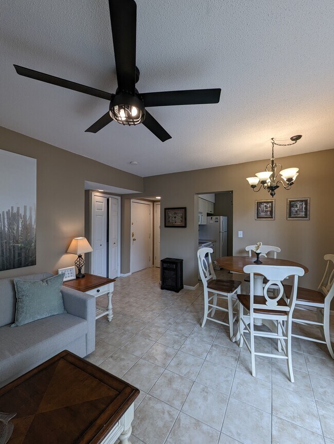 Building Photo - 42 S Forest Beach Dr