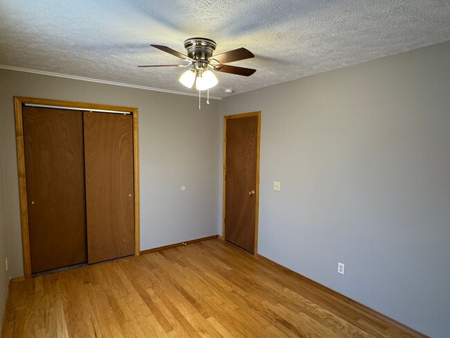 Building Photo - 4 Bedrooms! 2 Bathrooms! Republic!  $1495