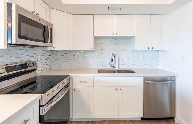 Building Photo - 651 Pine Dr