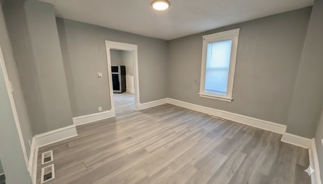 Building Photo - Come home to this great single family home with tons of charm and a beautiful yard