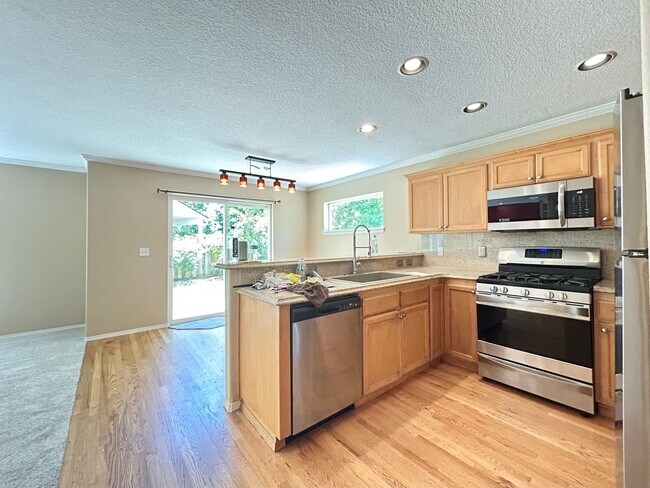 Building Photo - Spacious 4 Bed, 2.5 Bath House