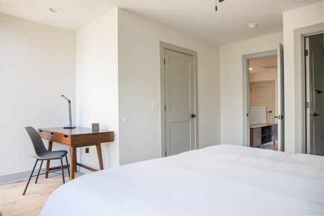 Building Photo - 315 NE Burwood Mews
