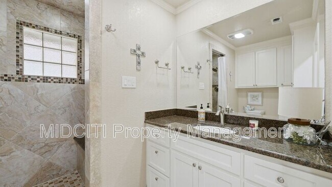 Building Photo - 156 Trelawney St