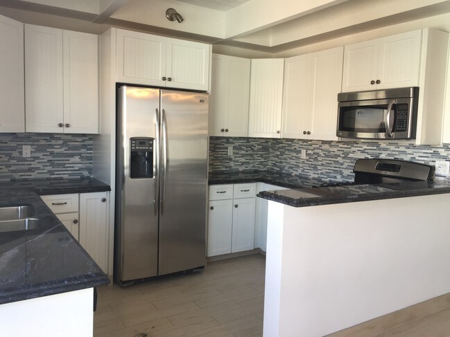 gourmet kitchen w/stainless appliances - 308 Paseo De La Playa