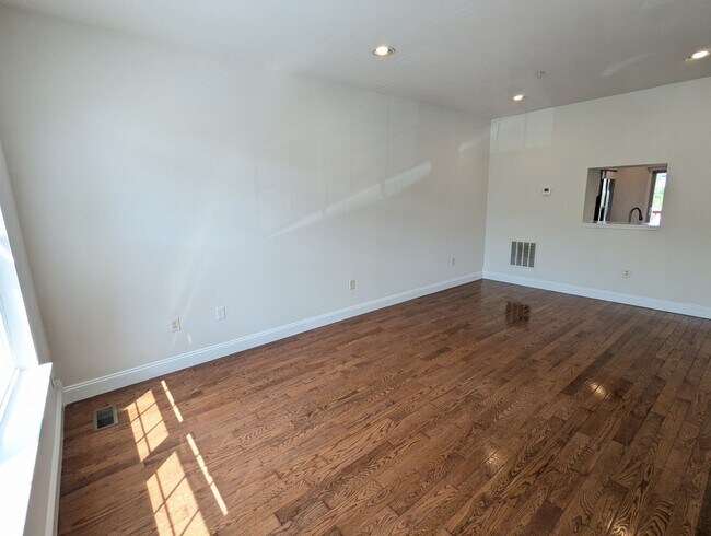 Building Photo - Renovated Townhouse in Frederick ready for...