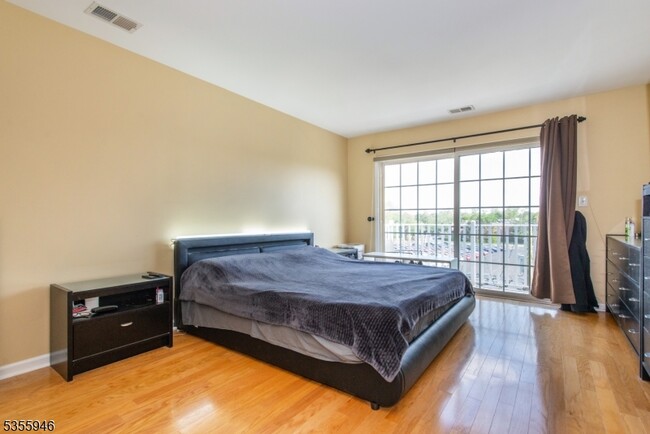 Building Photo - 129 Rock Creek Dr