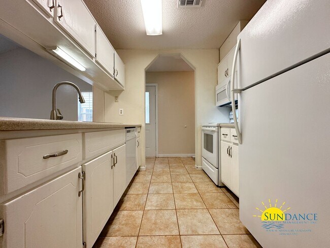 Building Photo - Adorable 2 Bedroom with New Flooring in FWB!