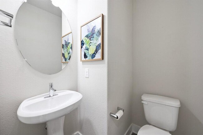 Building Photo - 2108 Hermia St