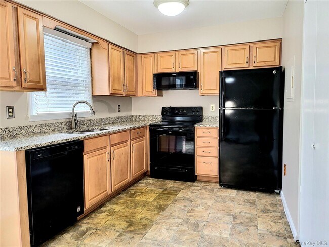 Building Photo - 6 Maple Ave