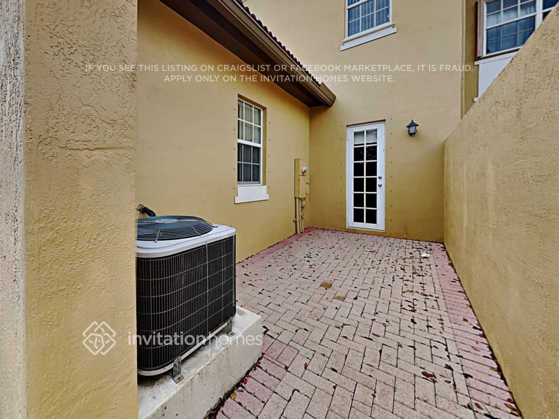 Building Photo - 1025 SW 146th Terrace