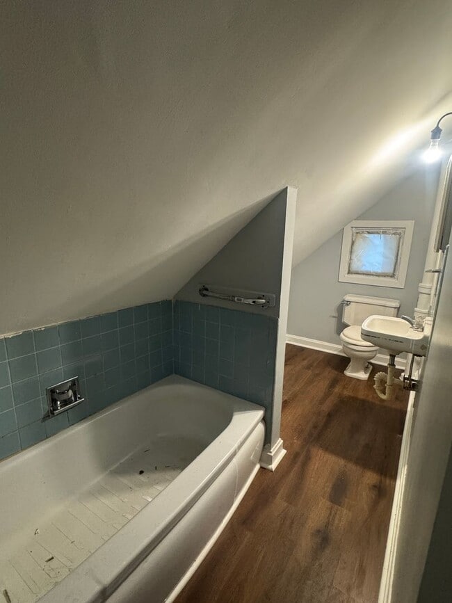 Building Photo - 701 Elm St