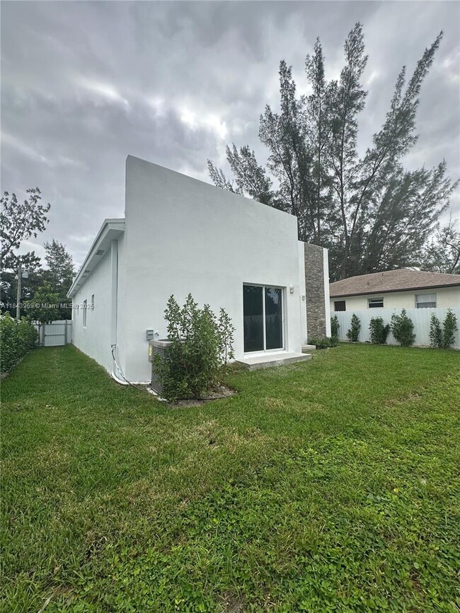 Building Photo - 2423 NW 23rd Ln