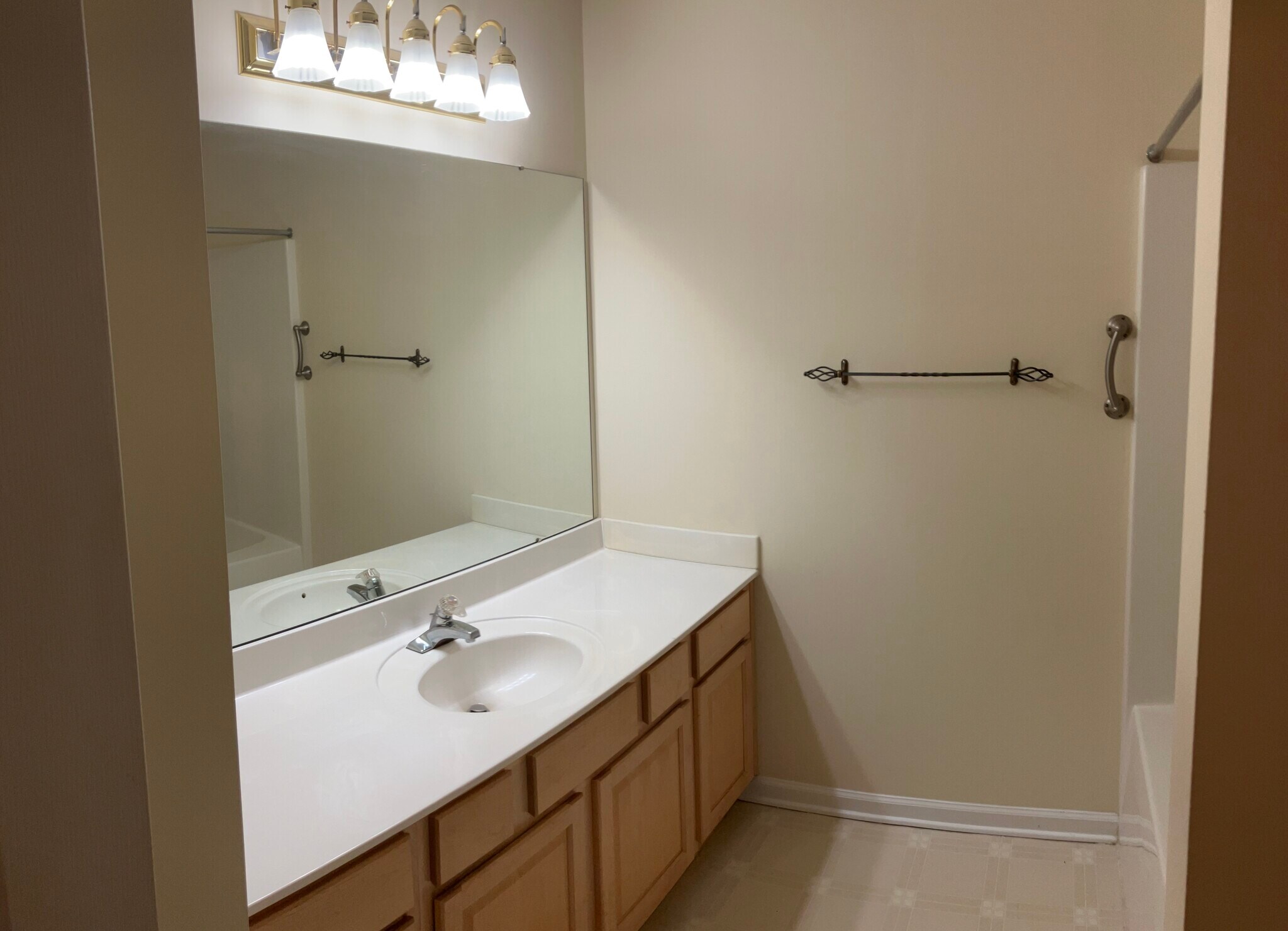Main bedroom bath - 3202 Pine Pointe St