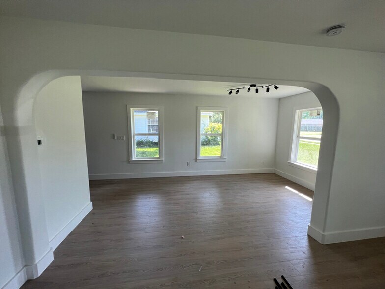 Building Photo - 1017 Tosch Ln