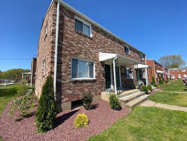Building Photo - Spacious 2BR Townhome with Washer and Dryer Hook-ups & Yard! Call us Today for a Showing!