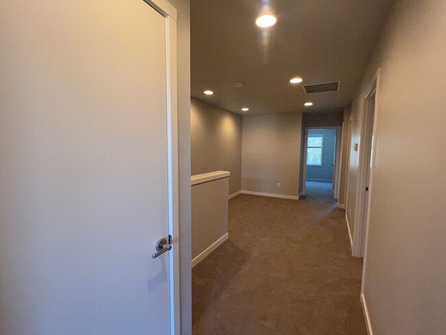 Building Photo - Beautiful, Newer Townhome!  Walking distance to many amenities.
