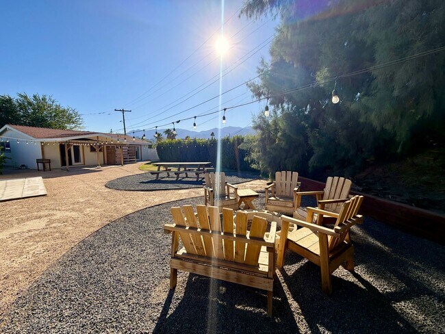 Building Photo - AVAILABLE NOW!! 2 Bedroom 1 Bathroom House in Cathedral City!